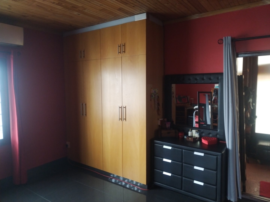 7 Bedroom Property for Sale in Brackenfell Central Western Cape